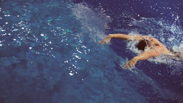 Homem nadador na piscina. Foto subaquática. Nadador masculino . — Fotografia de Stock