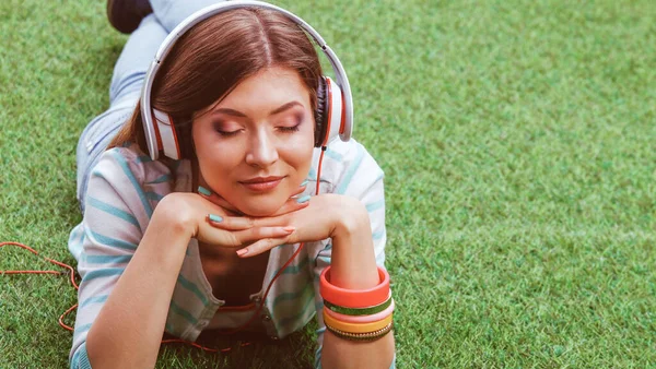 Young woman sitting on green grass . Portreit young woman — Stock Photo, Image