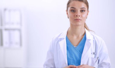 Tıp grubunun önünde çekici bir kadın doktor..