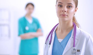 Kadın doktor hastanede dosyayla bekliyor.