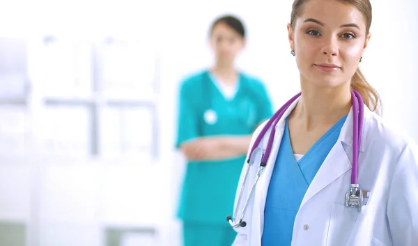 Femme médecin debout avec stéthoscope à l'hôpital — Photo