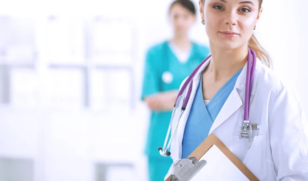 Woman doctor standing with folder at hospital — Stock Photo, Image