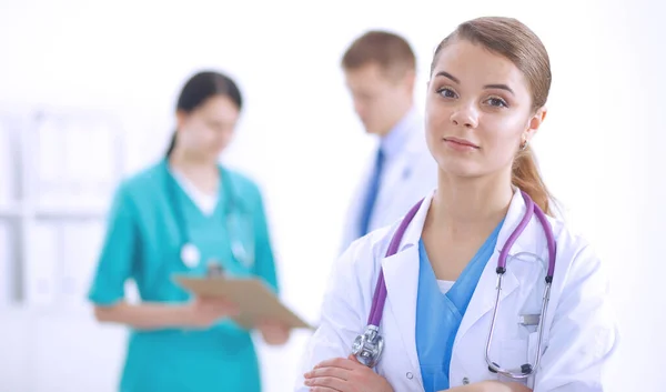 Attractive female doctor in front of medical group. — Stock Photo, Image