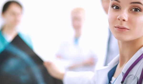 Attraente medico donna di fronte al gruppo medico — Foto Stock