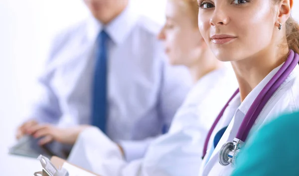 Femme médecin debout avec stéthoscope à l'hôpital — Photo