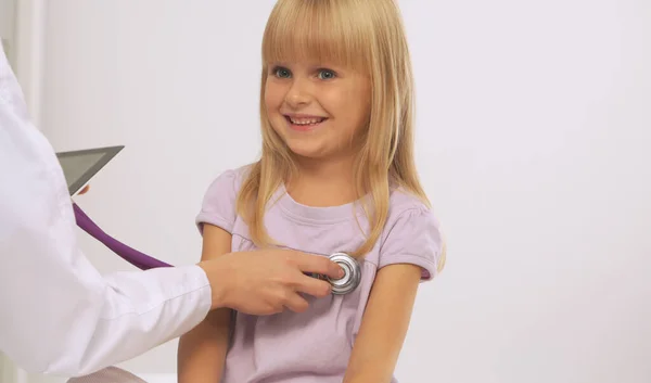 Médico femenino examinando a un niño con estetoscopio en cirugía — Foto de Stock