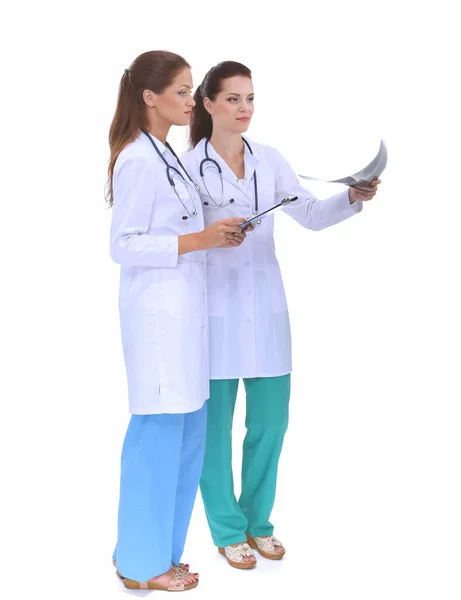Duas mulheres enfermeira assistindo imagem de raios X, de pé no hospital — Fotografia de Stock
