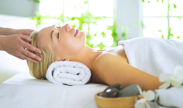 Belle jeune femme couchée dans le salon de spa — Photo