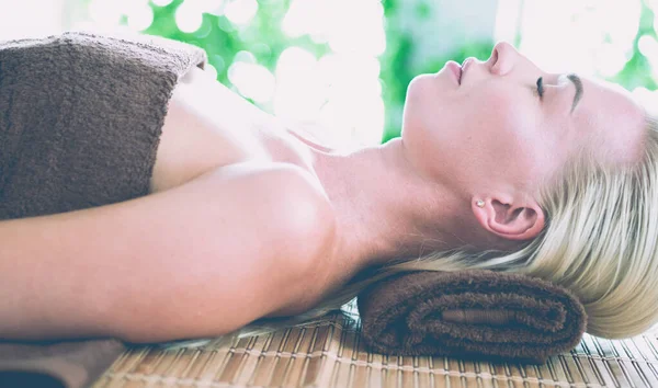 Hermosa mujer en el centro de spa disfrutando del masaje. Mujer en el salón de spa —  Fotos de Stock