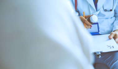 Doktorun hastasına ilaç şişesini açıklayan portresi