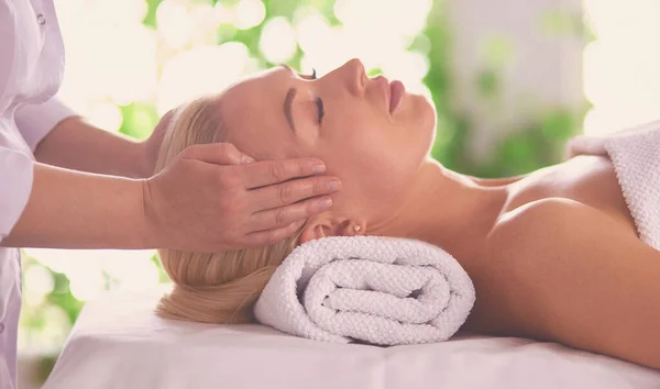 Mujer joven disfrutando de masajes en el salón de spa —  Fotos de Stock