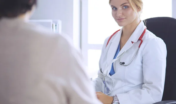 Um médico está falando e examinando um paciente — Fotografia de Stock