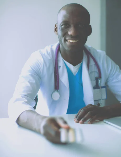 Close-up de médico masculino dando frasco de pílulas para o paciente — Fotografia de Stock