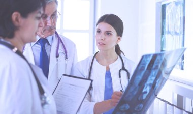 Bir grup doktor hastanede röntgenleri kontrol ediyor.