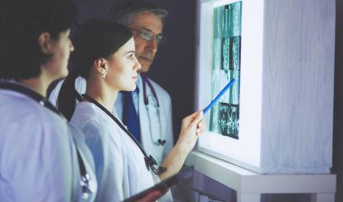 Hastane doktorları acil serviste röntgenlere bakıyor.