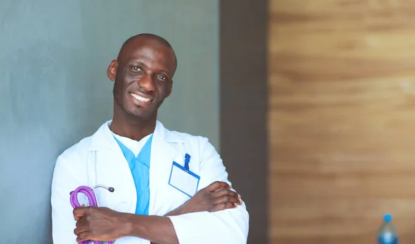 Docteur avec les bras croisés dans le bureau moderne. Docteur. — Photo