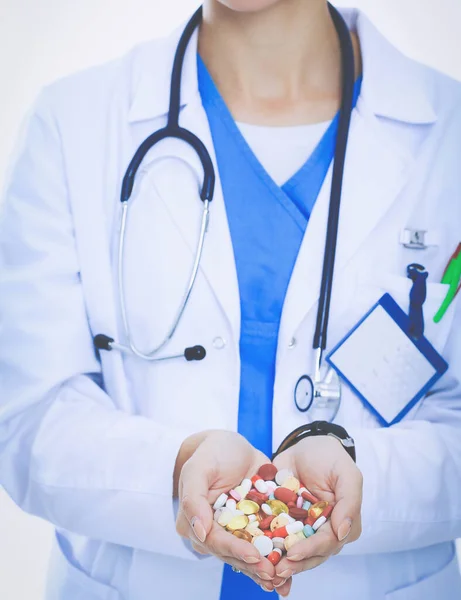 Doutor segurando um monte de drogas em uma mão. Mulher médica — Fotografia de Stock