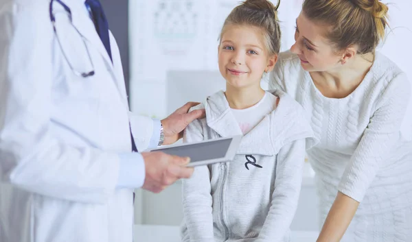 Menina com sua mãe em um médico em consulta — Fotografia de Stock