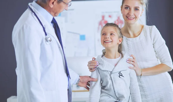 Niños pequeños con su madre en un médico en consulta —  Fotos de Stock