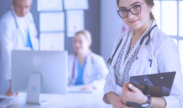 Ärztin steht mit Stethoskop im Krankenhaus — Stockfoto