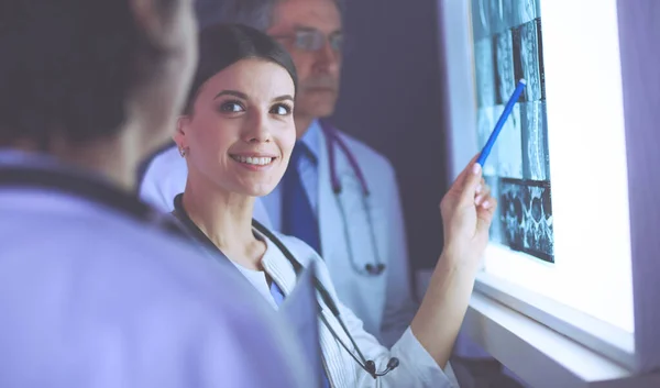 Groep artsen in een ziekenhuis. X-Ray diagnostiek. — Stockfoto