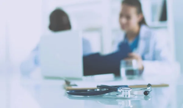 Zwei glücklich lächelnde junge Mediziner beim Händeschütteln im Büro — Stockfoto