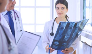 Bir grup doktor hastanede röntgenleri kontrol ediyor.