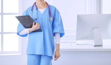 Üniformalı bir dosyayla gülümseyen kadın doktor