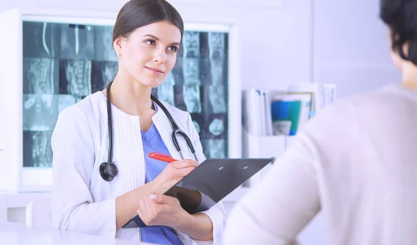 Ärztliche Beratung in einem Krankenhaus. Arzt hört einem Patienten zu — Stockfoto