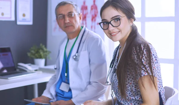 Due dottori che parlano in un ufficio luminoso — Foto Stock