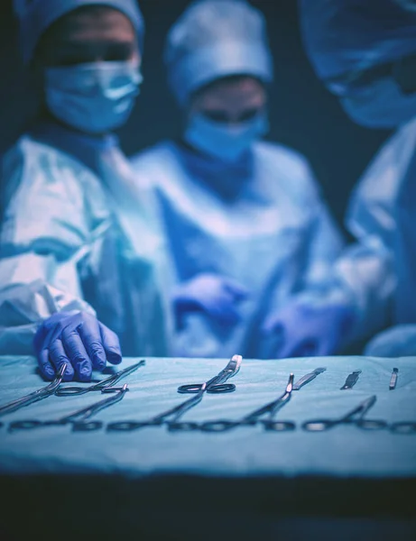 Chirurgo di squadra al lavoro durante l'operazione — Foto Stock