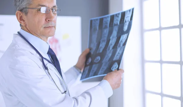 Férfi orvos gazdaság röntgen vagy roentgen kép — Stock Fotó