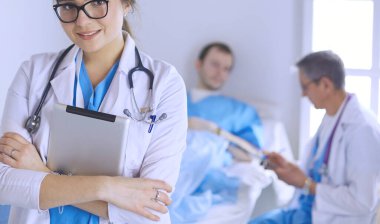 Hastane lobisinde tablet bilgisayar kullanan kadın doktor.
