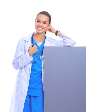 Boş reklam panosu olan bir kadın doktor. Kadın doktor
