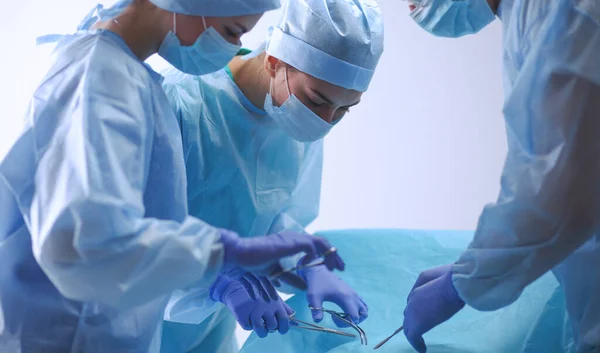 Teamchirurg aan het werk in de operatiekamer. — Stockfoto