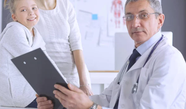 Klein meisje met haar moeder op consult bij een dokter — Stockfoto