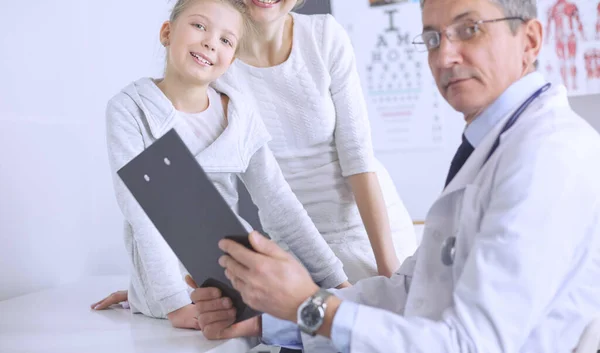 Bambina con la madre da un medico su consultazione — Foto Stock