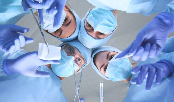Chirurg zespołowy na sali operacyjnej. — Zdjęcie stockowe
