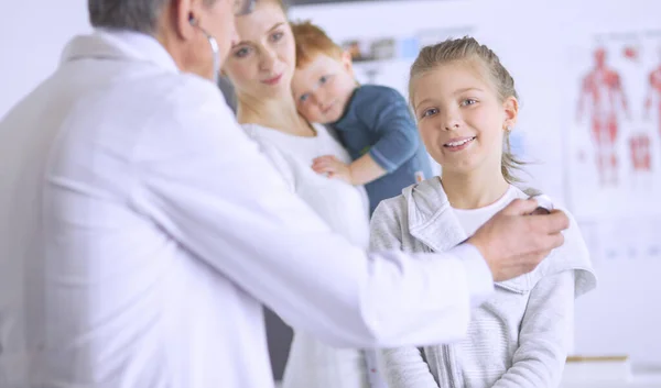 Little children with her mother at a doctor on consultation — Stock Photo, Image