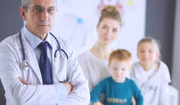 Kleine kinderen met haar moeder op consult bij een dokter — Stockfoto