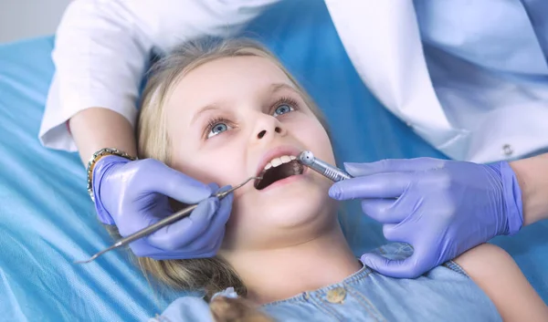 Little girl sitting in the dentists office — Stock Photo, Image