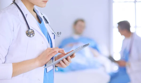 Ärztin benutzt Tablet-Computer in Krankenhauslobby — Stockfoto