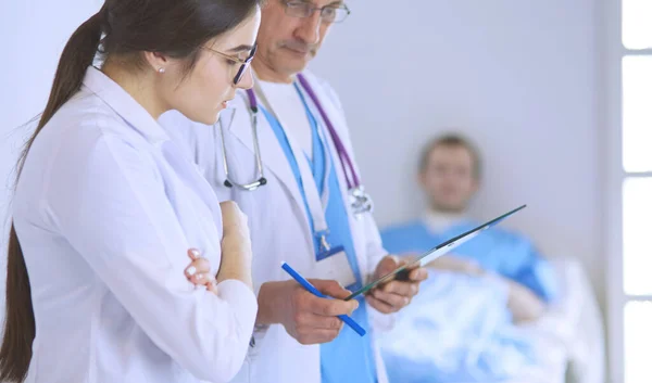 Läkare, man och kvinna, står på sjukhus — Stockfoto