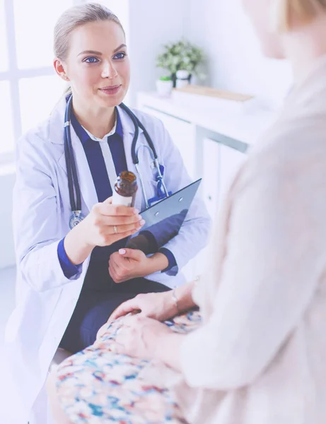 Doctor y paciente discutiendo algo mientras están sentados en la mesa. Concepto de medicina y salud — Foto de Stock