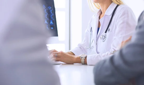 Ärztin zeigt Patientin Brust-Röntgen — Stockfoto