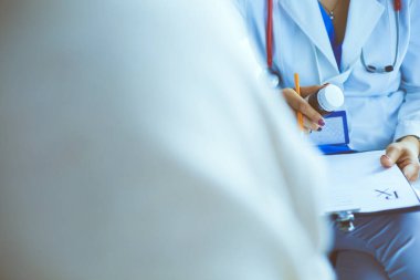 Doktorun hastasına ilaç şişesini açıklayan portresi