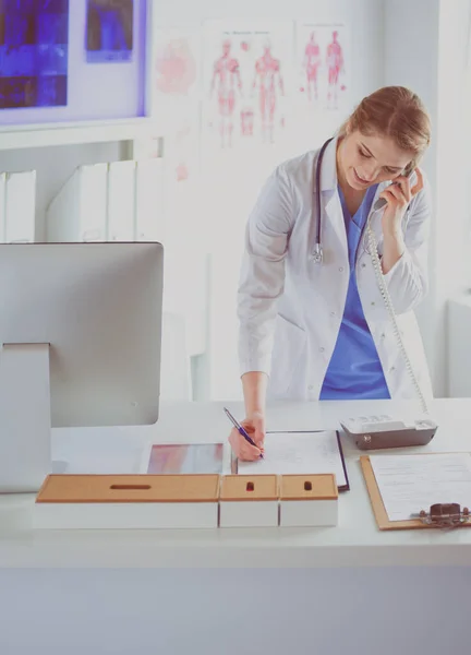 Medico serio al telefono nel suo ufficio — Foto Stock