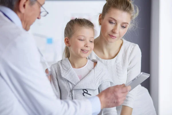 Klein meisje met haar moeder op consult bij een dokter — Stockfoto