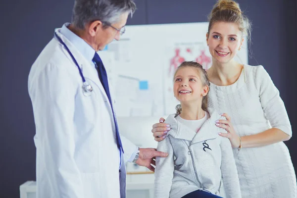 Petits enfants avec sa mère chez un médecin sur consultation — Photo