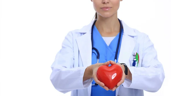 Médica feminina positiva em pé com estetoscópio e símbolo de coração vermelho isolado. Mulher médica — Fotografia de Stock